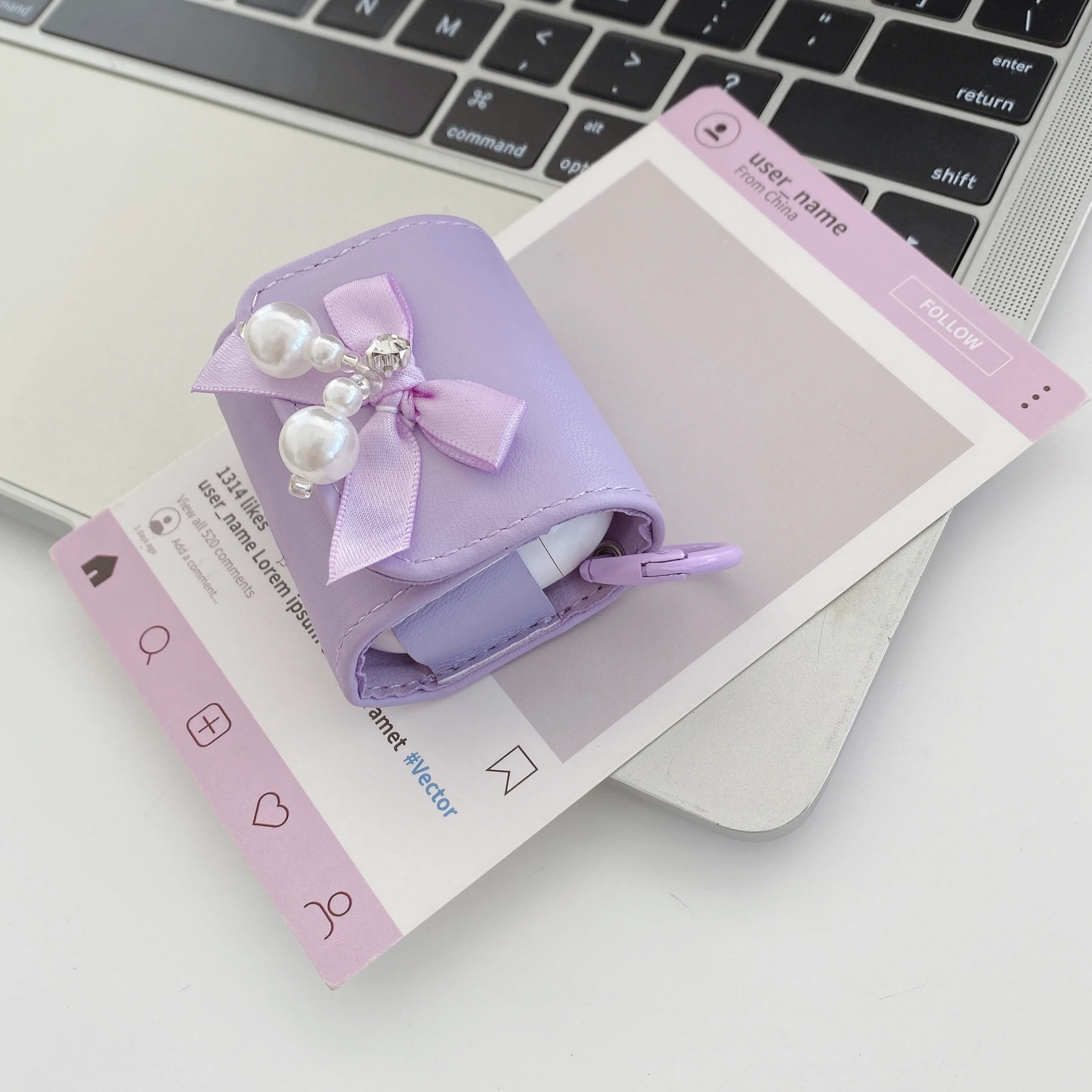 حافظة سماعات عصرية فاخرة من جلد البولي يوريثان مع عقدة على شكل فيونكة لؤلؤية كريستالية باللون الأسود والأحمر مع خطاف لأجهزة AirPods 1 2 3 4 Pro2 Pro 3