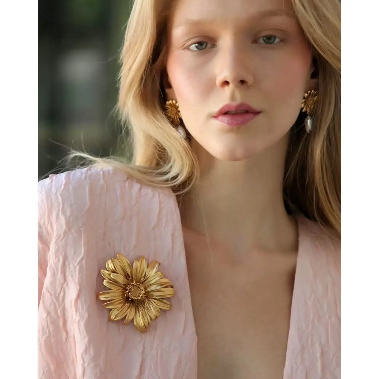 French Daisy Brooch, 3D Flower Corsage Pin for Women Coat, Autumn Winter Vintage Elegant Boho Lapel Pin