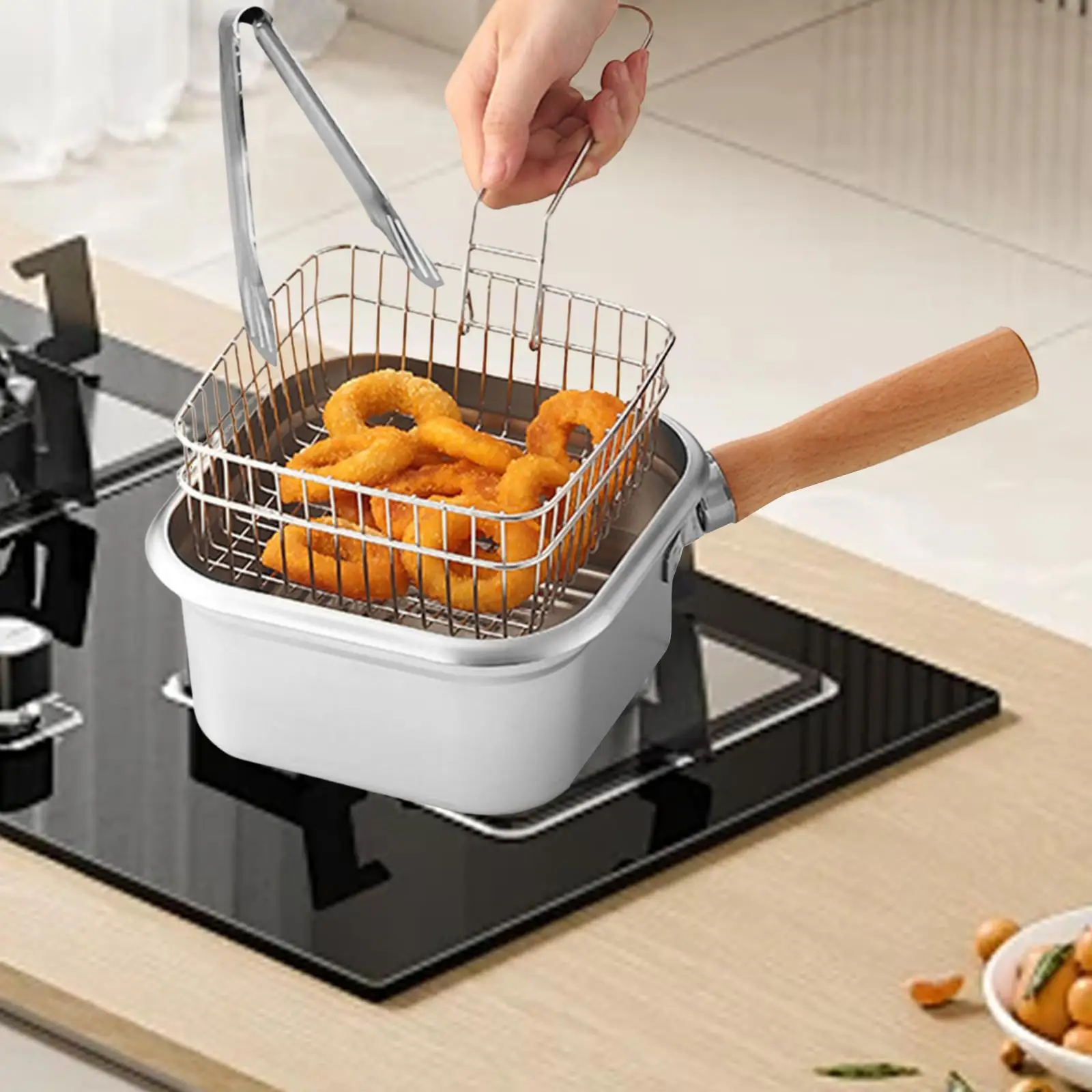 소스 치킨용 식품 집게가 있는 휴대용 바구니가 있는 미니 딥 프라이어