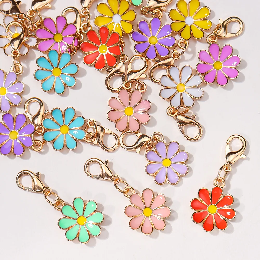 The colorful daisy keychain, featuring a fresh floral design, is a DIY bag accessory that makes an adorable gift for friends and family. It can also be used as a souvenir for flower-themed parties, festivals, or birthday gatherings.