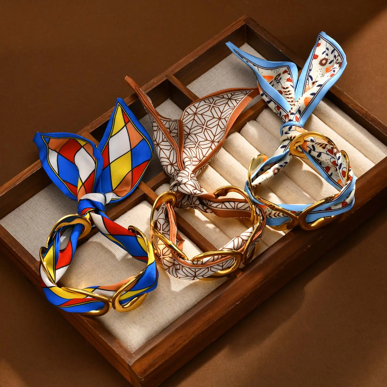 Pulseira geométrica clássica banhada a ouro oca para mulheres, pulseira aberta larga de aço inoxidável com lenço de seda, joias exóticas