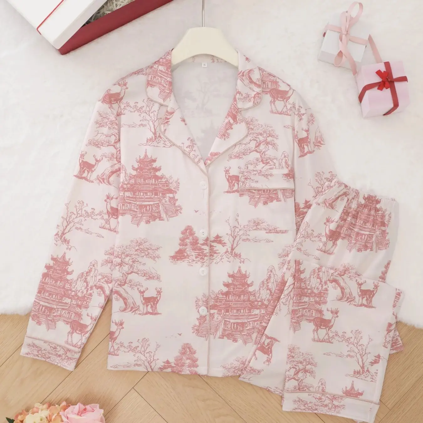 

Нежный комплект из двух предметов: пижама с красным принтом, свободные брюки с длинными рукавами и эластичным поясом, дышащий, приятный для кожи.