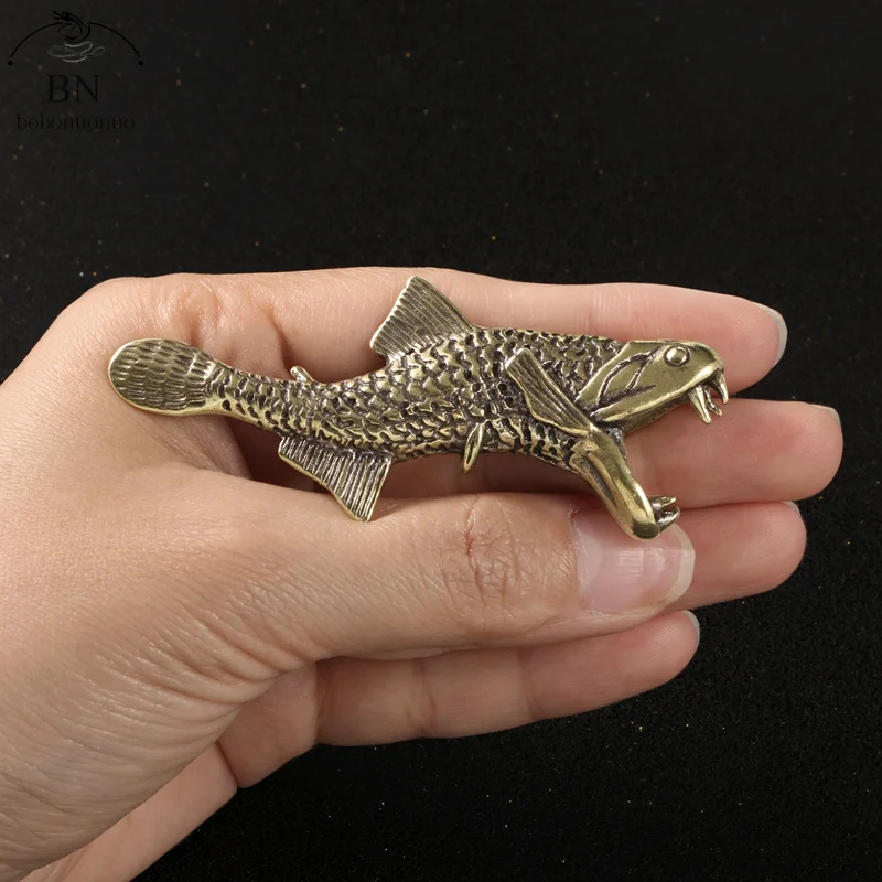 Estatua pequeña de mascota de la fortuna de Arowana de latón antiguo, adornos para acuario, peces, decoración del hogar, figuritas en miniatura artesanales