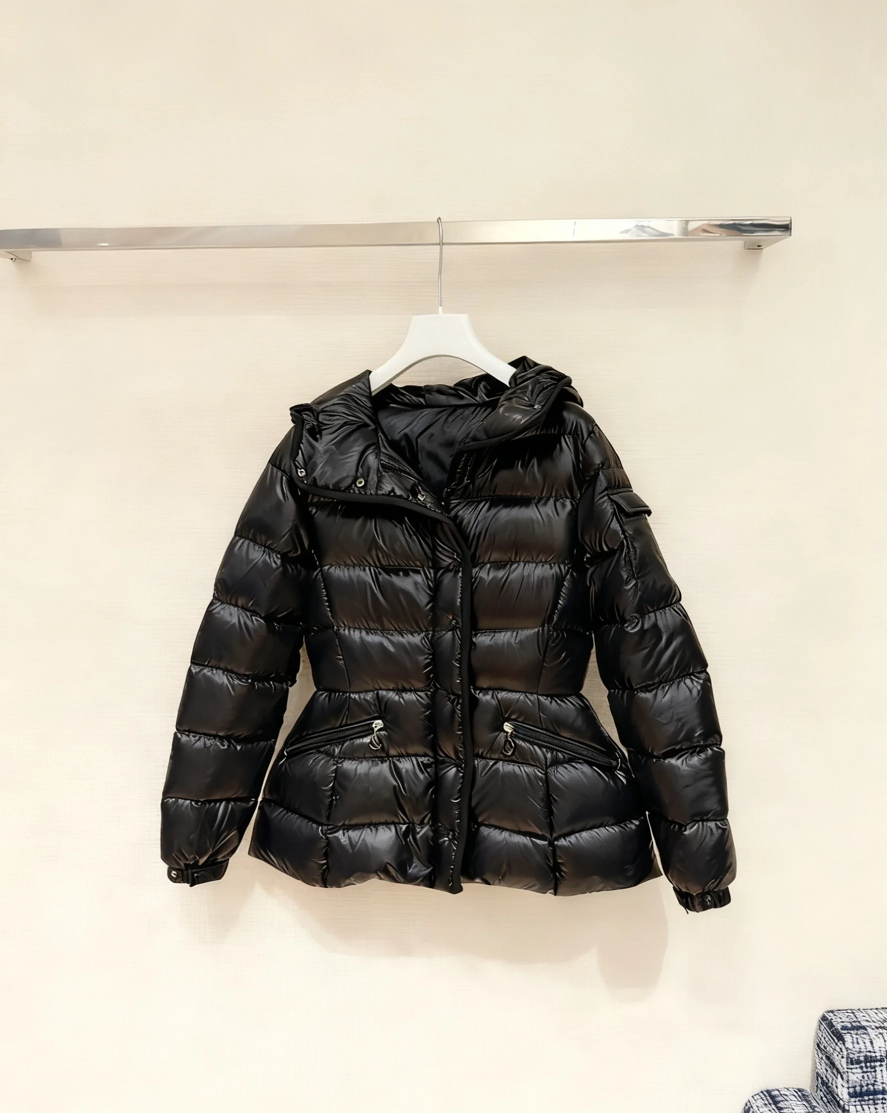 سترة نسائية جديدة عالية الجودة لخريف وشتاء 2025 بقصة ضيقة بيضاء مملوءة بغطاء للرأس مع طراز وظيفي قديم #1