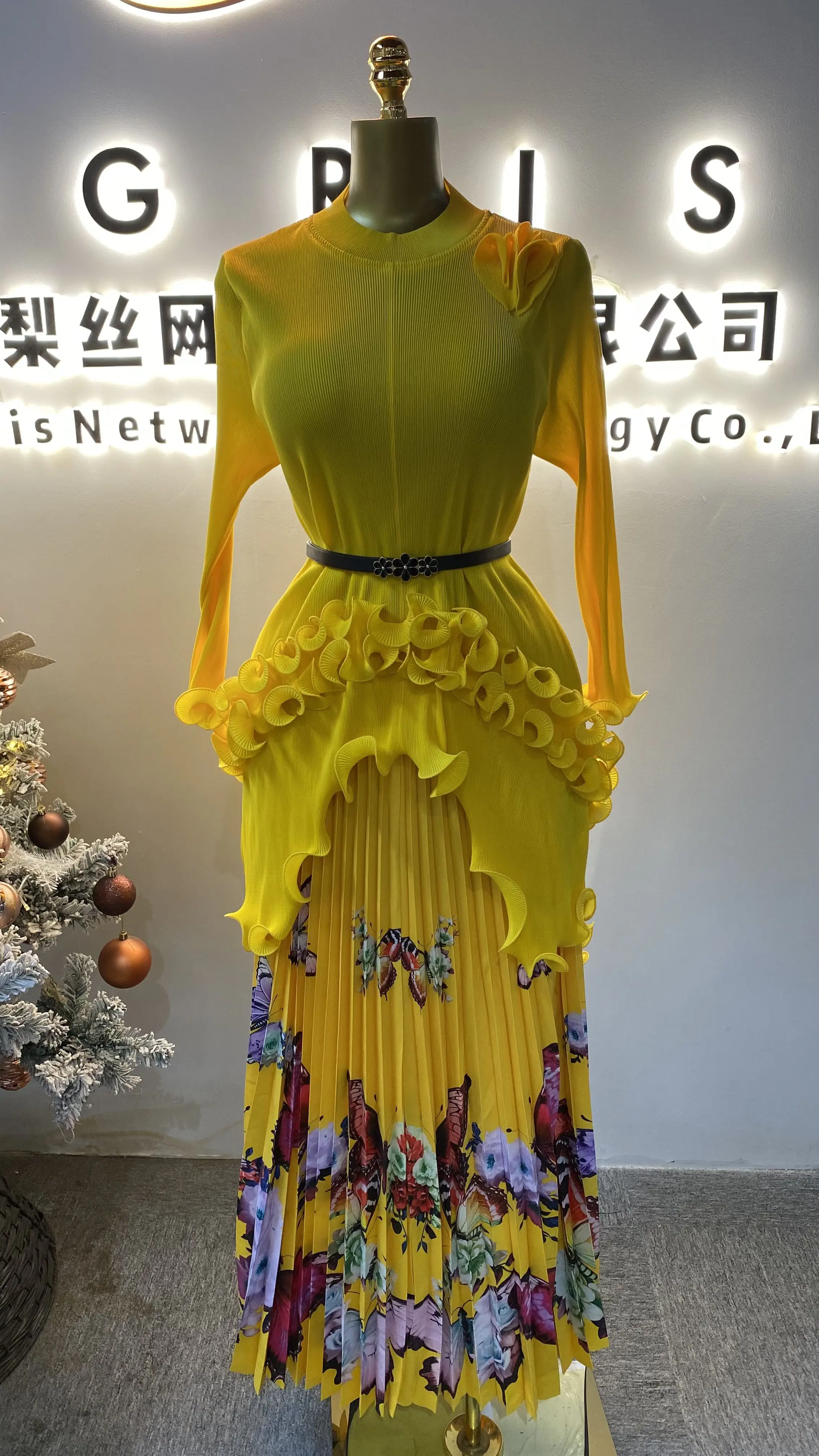 Fashionable and casual pleated skirt top and long skirt set with fashionable prints and embroidered lace trim-GZXX056