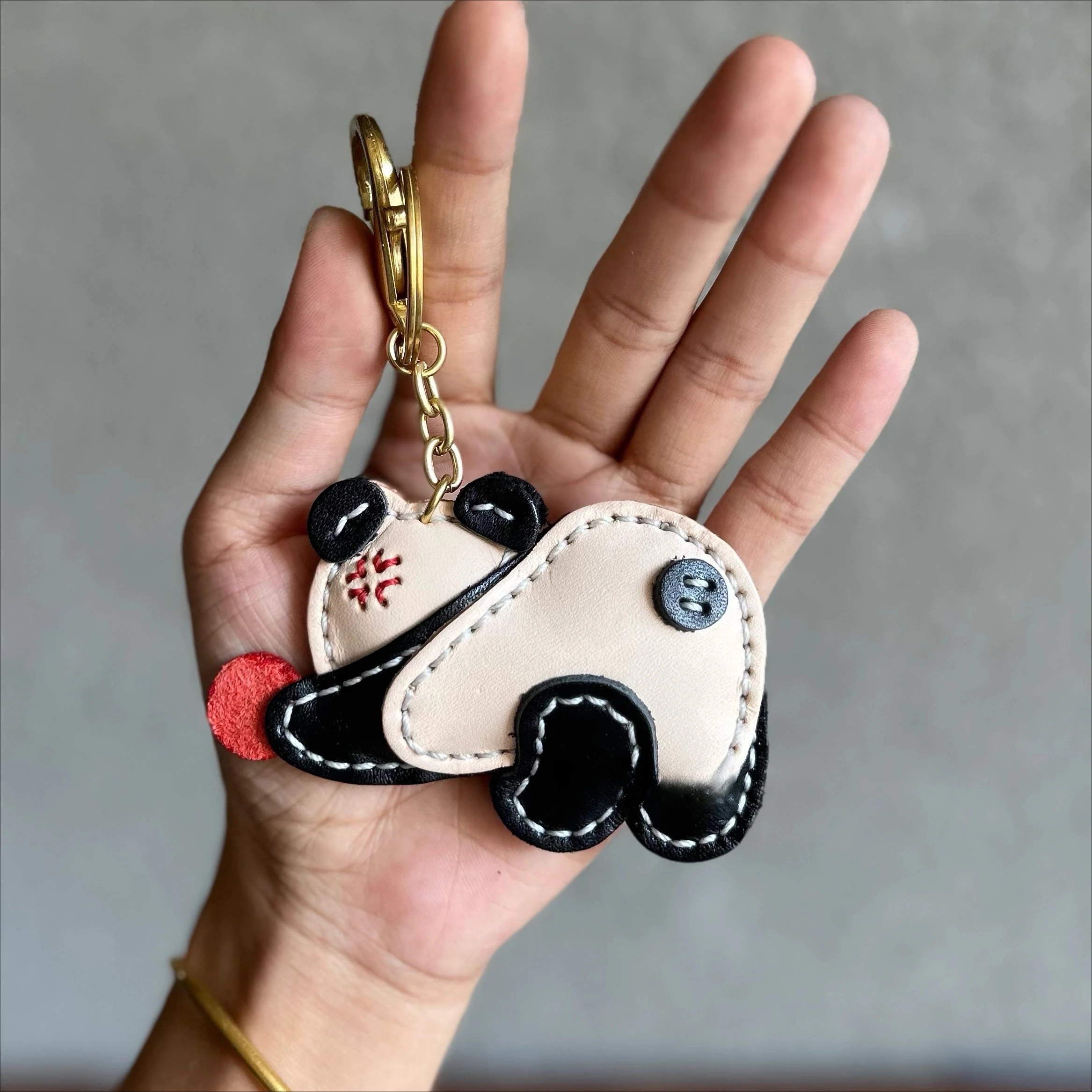 

Genuine leather playing panda cute creative car keychain pet pendant backpack pendant cartoon cute Pendant vintage gift
