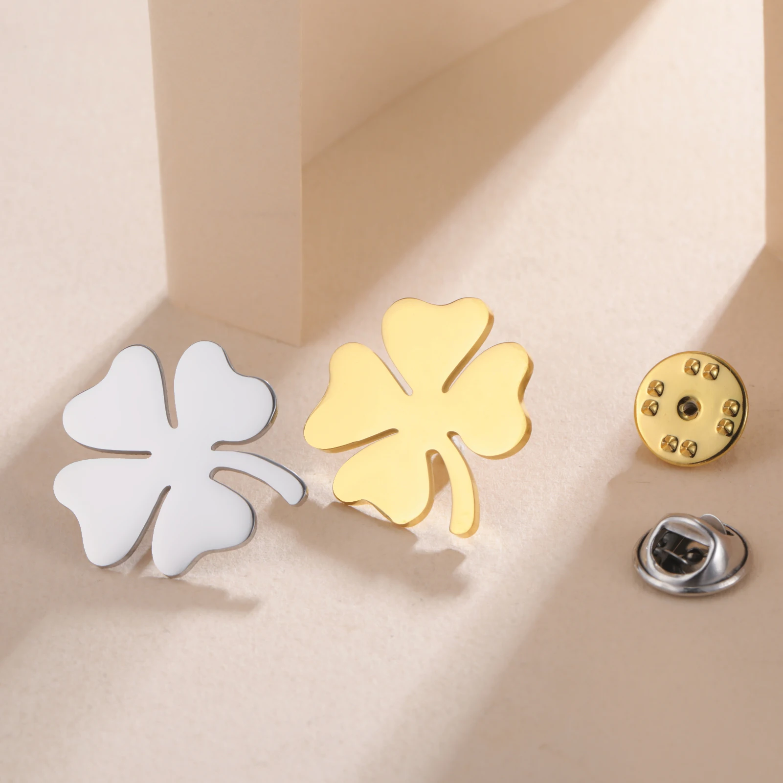 Skyrim Lucky Four Leaf Clover Brosche für Damen, Edelstahl, goldfarben, Anzug, Anstecknadel, Modeaccessoires, Geburtstagsgeschenk