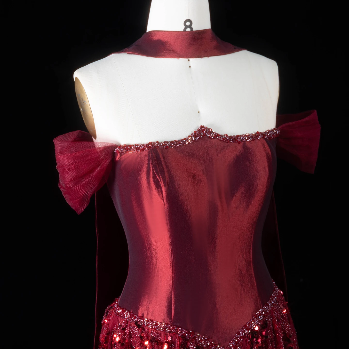 Sharon Said Dubai Luxuriöses, stark paillettenbesetztes, weinrotes, schulterfreies A-Linien-Abendkleid mit Schal, formelles Partykleid für Damen, SS652, maßgeschneidert – Detail 13