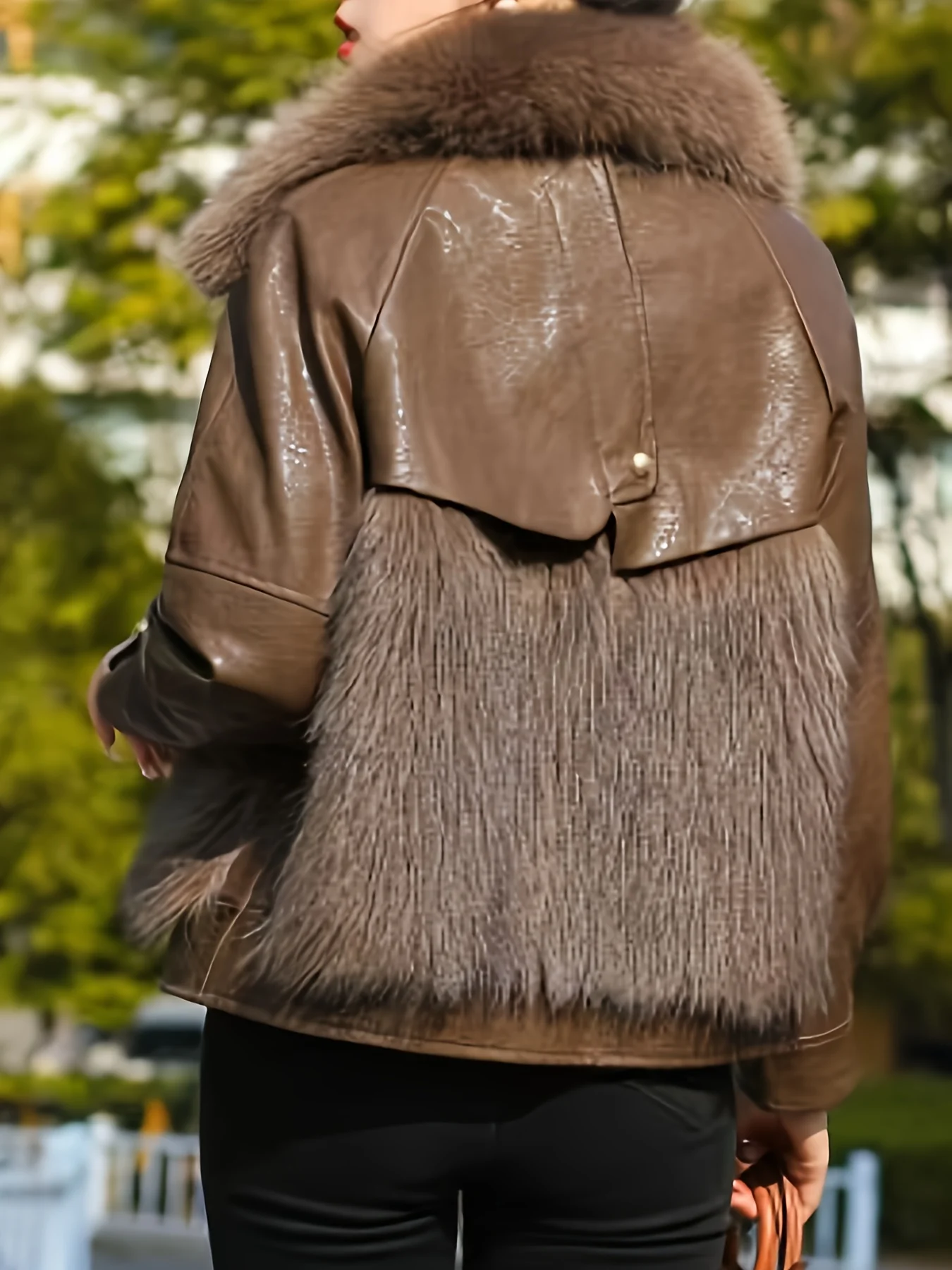 Women's Fashionable Fur Coat, Versatile for Casual, Business, Party, and Outdoor Wear, with Raglan Sleeves, Integrated Fur and Leather, Thickened for Warmth, Short Style for Autumn and Winter