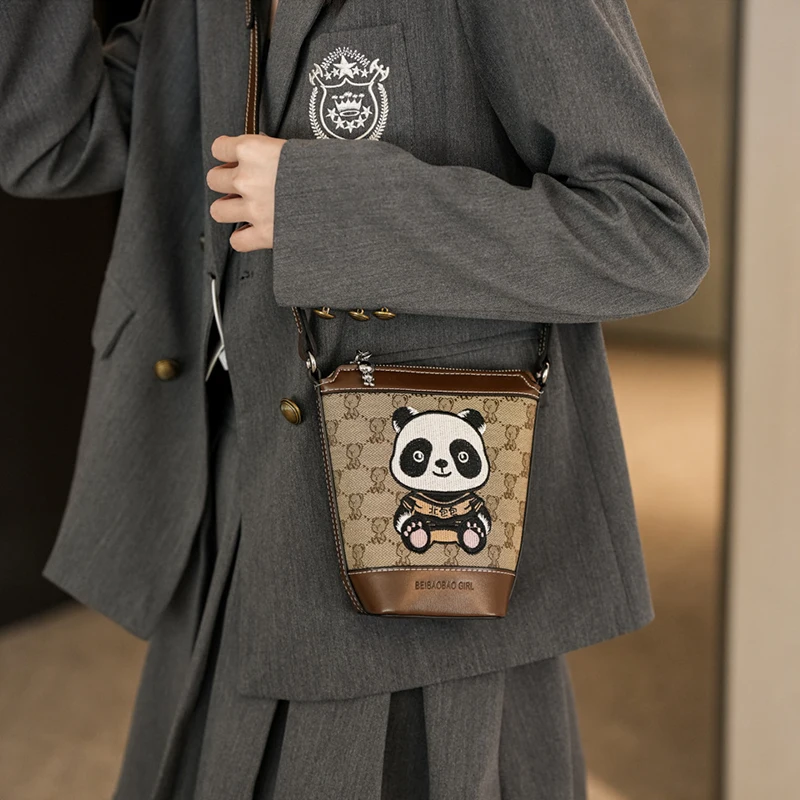 Beibaobao-Bolsa Crossbody versátil de ombro único para mulheres, textura dos desenhos animados, saco de balde, saco de balde, retro, na moda, novo, 2024