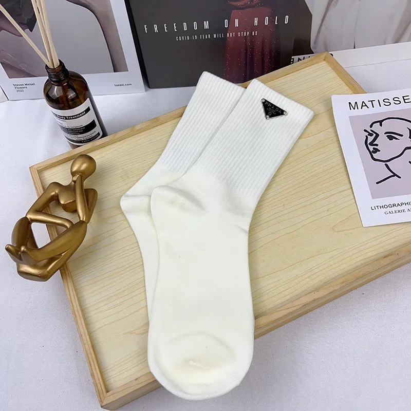 الكلاسيكية لون نقي أسود أبيض حرف P تسمية مثلث المألوف للجنسين منتصف العجل مخيط يدويا جوارب قطنية ممشطة