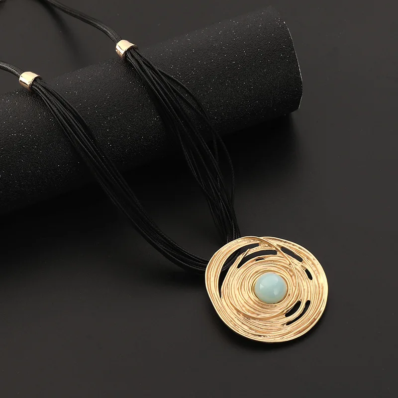 New geometric fashion pattern necklace, versatile, exquisite and simple women's metal pendant