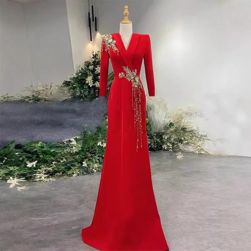 Sexy elegantes Langarm-Kleid mit Hemdkragen und Strasssteinen. Luxus-Abendkleid für Damen, langärmelig, formelle Bankettkleider