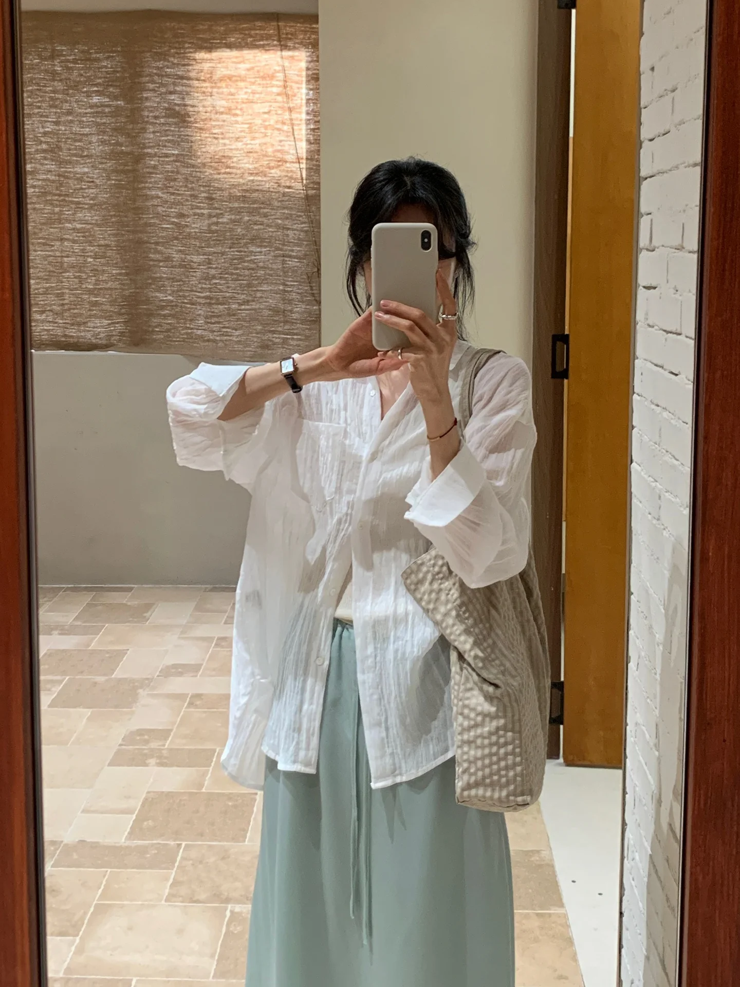 

Элегантная белая шелковая рубашка с длинными рукавами, женская модная прозрачная рубашка с разрезами, нежный стиль, свободный крой, весенняя коллекция