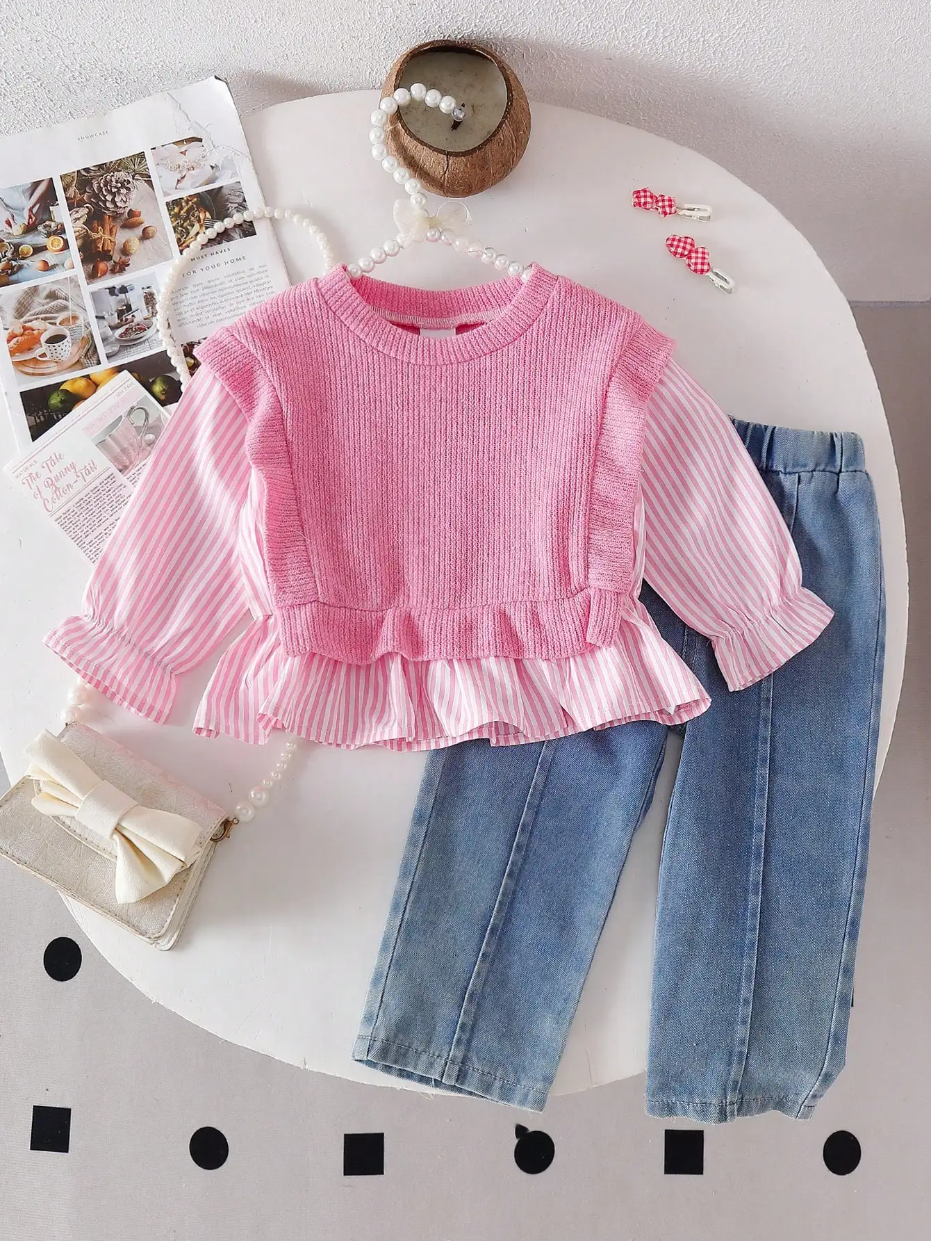 Zweiteiliges Set für Babys: Gestreiftes Langarmshirt mit Rundhalsausschnitt und Jeanshose, stilvoll und vielseitig für Ausflüge. – Detail 1