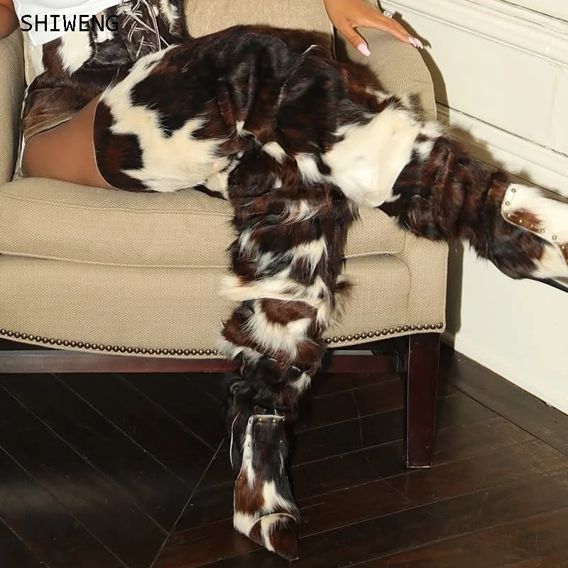 2025 Botas Largas de vaquero de pelo de caballo de estilo occidental, zapatos de tacón alto y fino con patrón de vaca, botines por encima de la rodilla puntiagudos 44