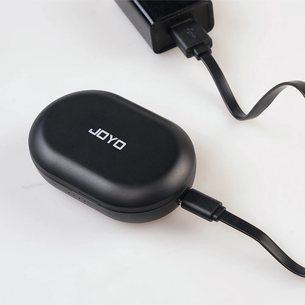 JOYO JW-05M 2.4G ميكروفون لاسلكي ذو طية صدر السترة نظام ميكروفون صغير بطارية 8 ساعات وبنك طاقة OTG للبث المباشر/تسجيل الفيديو