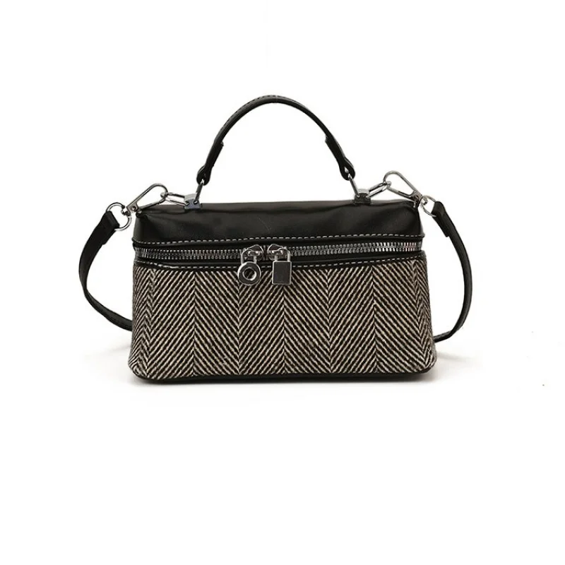 حقيبة يد نسائية مصنوعة من الجلد الفاخر، كاجوال بسيط عتيق ومظهر كلاسيكي للركاب في باريس #1