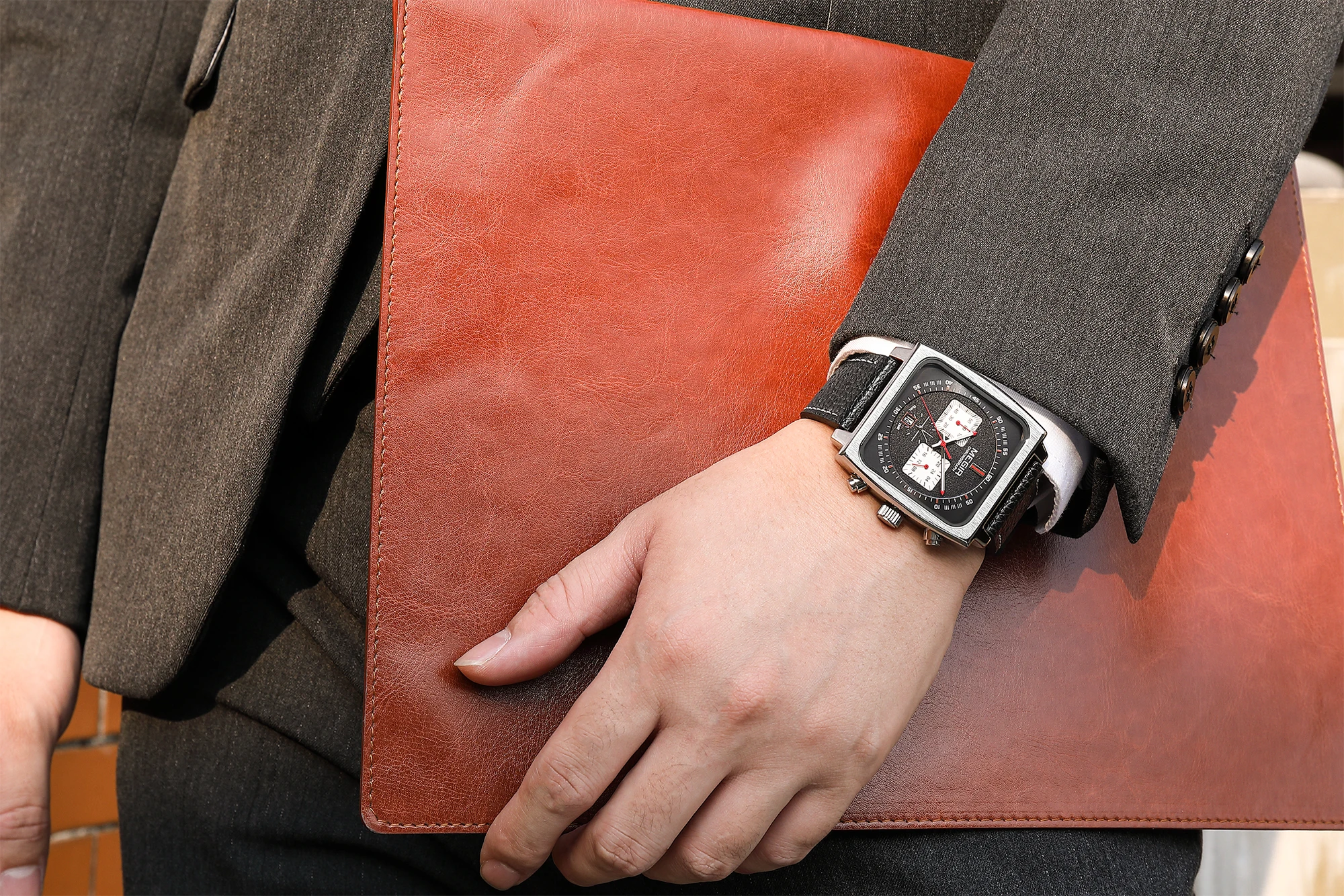 

Пара Дата 24-часовой квадратный циферблат Кварцевые часы с хронографом и календарем 2026 Кожаный ремешок MEGIR 2182G Многофункциональные военные часы