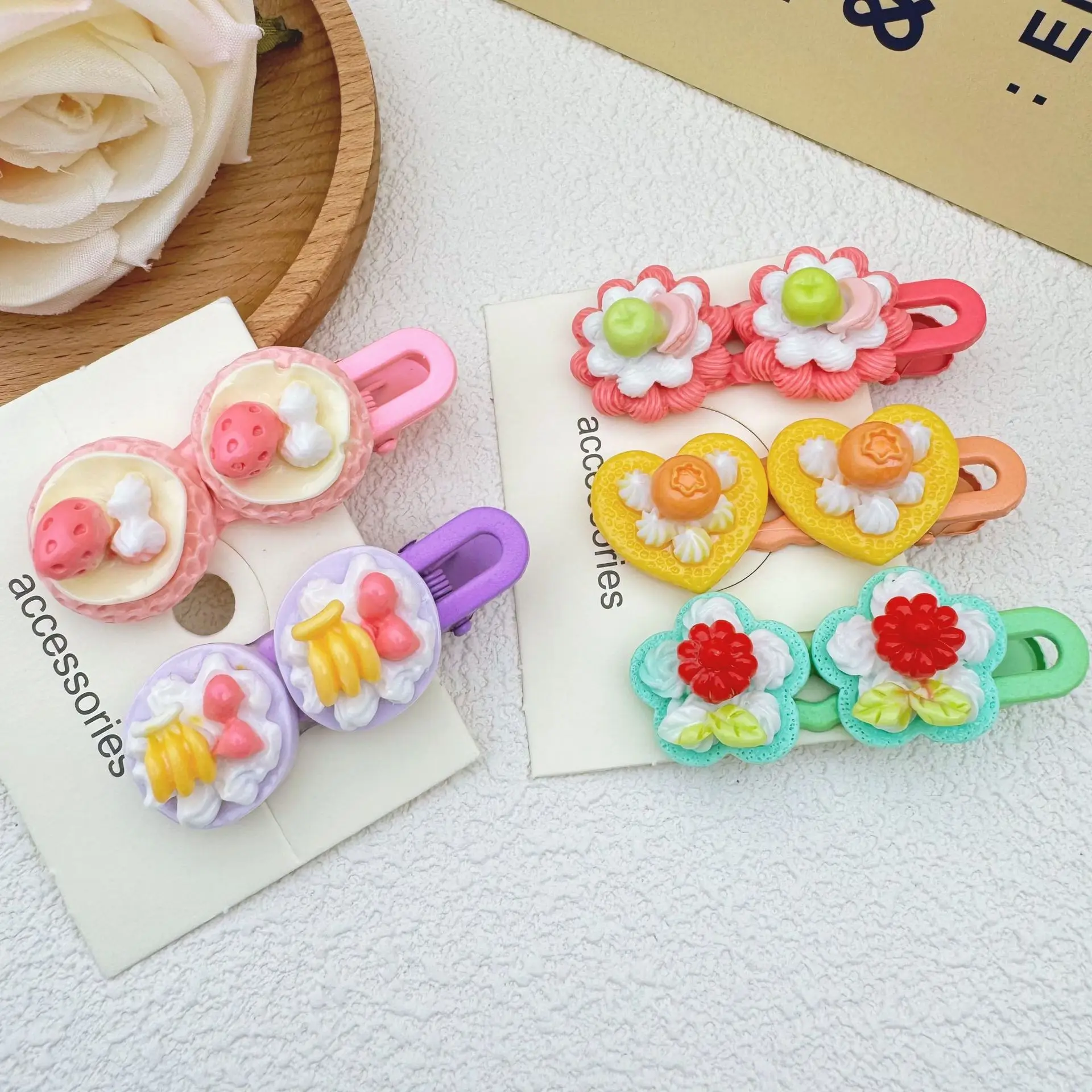 دبابيس شعر للأطفال قطعة واحدة بتصميم الطعام الحلو ومشابك الموز والفراولة والتفاح وقبضة غير قابلة للانزلاق لرياض الأطفال