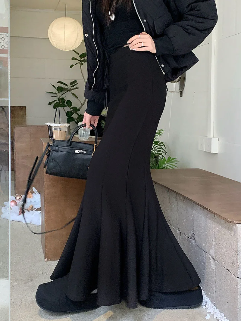 กระโปรงทรงหางปลาสไตล์เกาหลีสำหรับฤดูหนาว ผู้หญิง คุณภาพสูง สีดำ เอวสูง กระชับสัดส่วน กระโปรงยาว ดีไซน์หรูหรา สตรีทแวร์ แฟลดาส