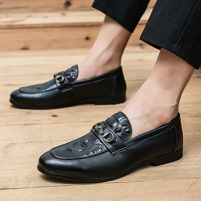 Pointed casual leather shoes for men Korean trend British style loafers small bee leather business dress slip-on feet