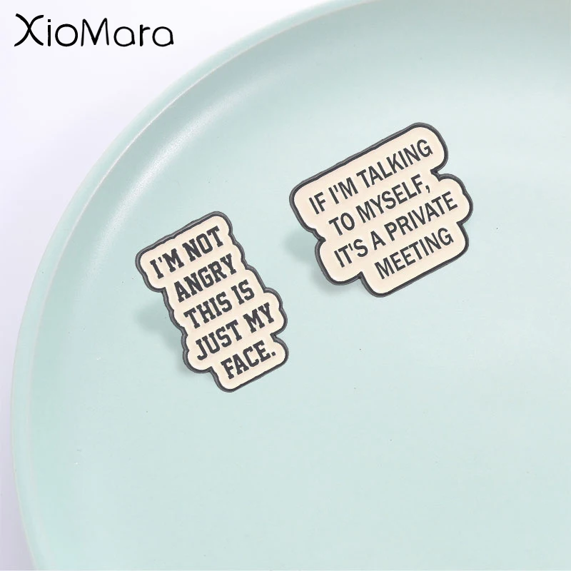 Lustiges Emaille-Pin mit Zitat für introvertierte Menschen, schlichtes beige und schwarzes Text-Abzeichen, Modeaccessoire, Geschenk für Freunde