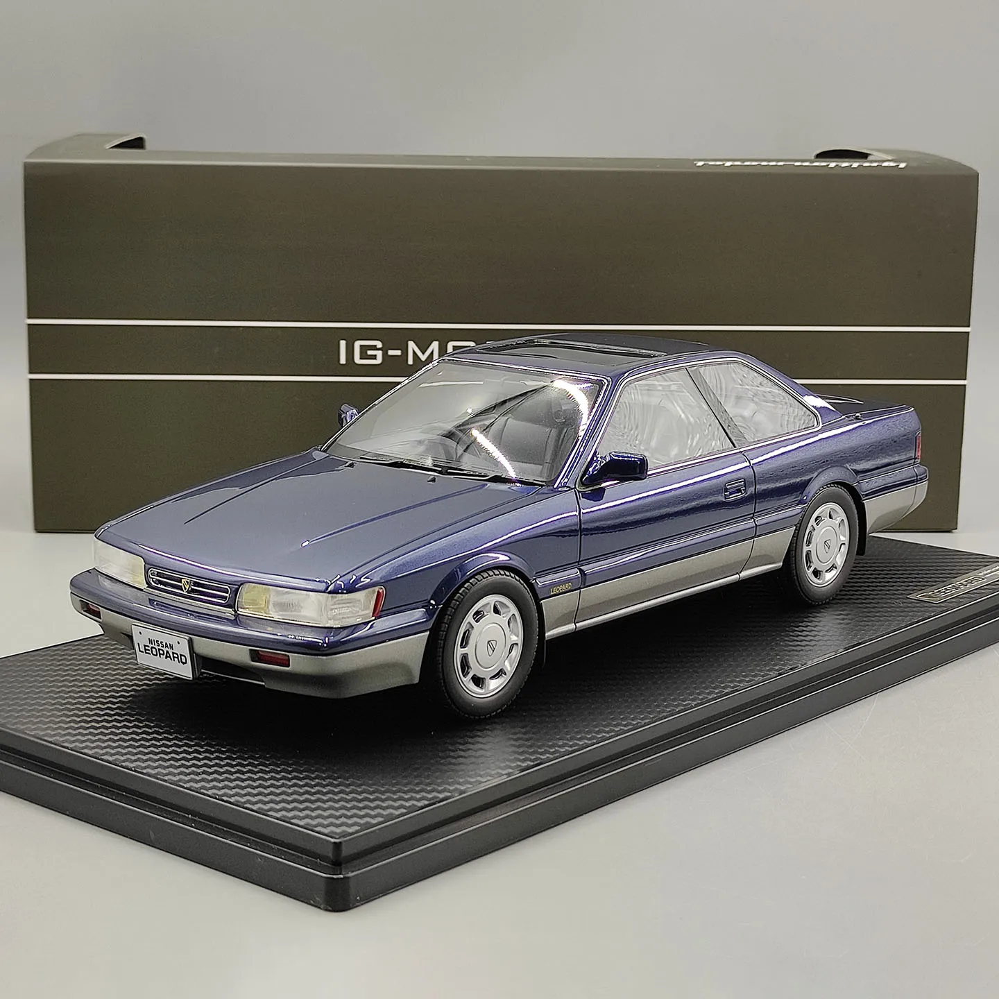 IG 1:18 Scale Leopard F31 Ultima V30 Dark Blue 1559 Resin Car Model