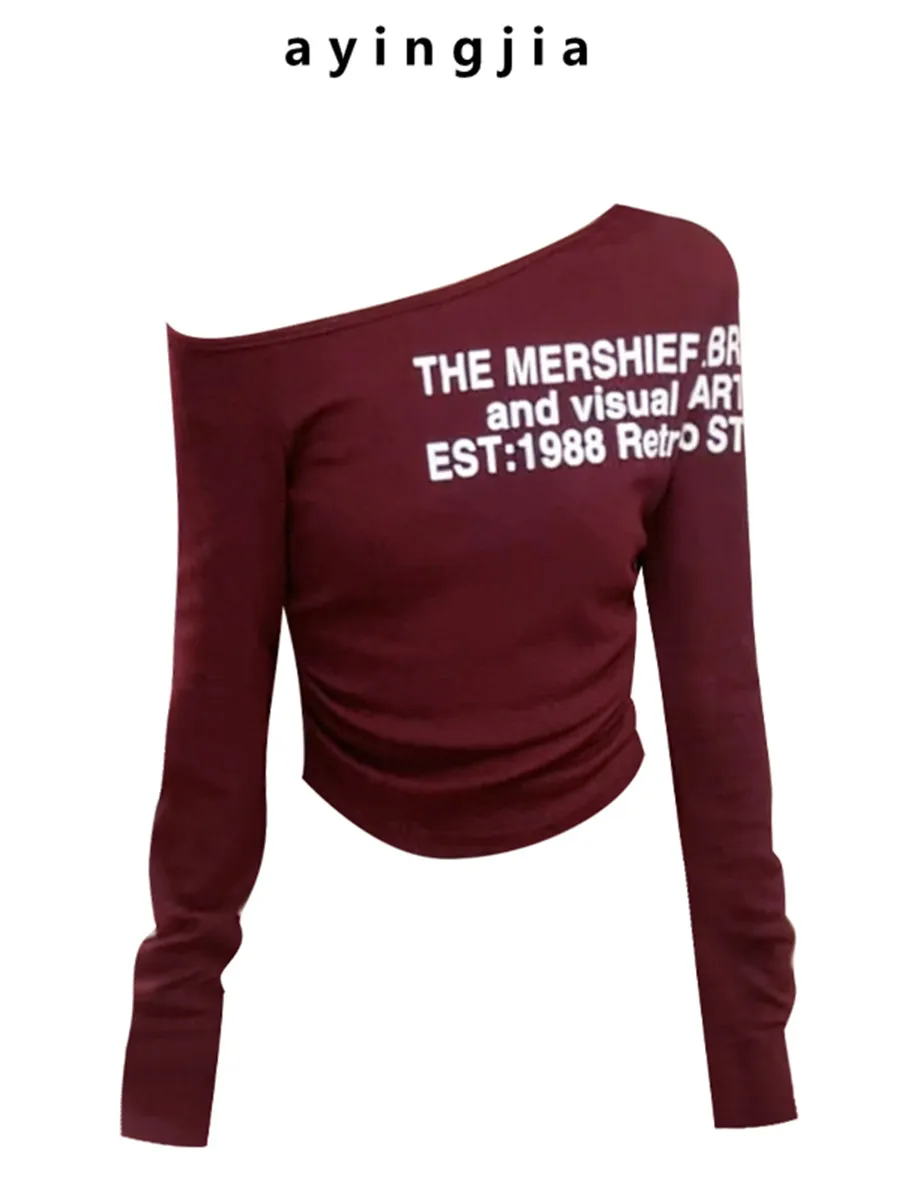 تي شيرت نسائي جديد بتصميم أمريكي عصري، بطبعة حروف، بأكمام طويلة وكتف غير متماثل، أحمر مطوي، قصير وضيق.