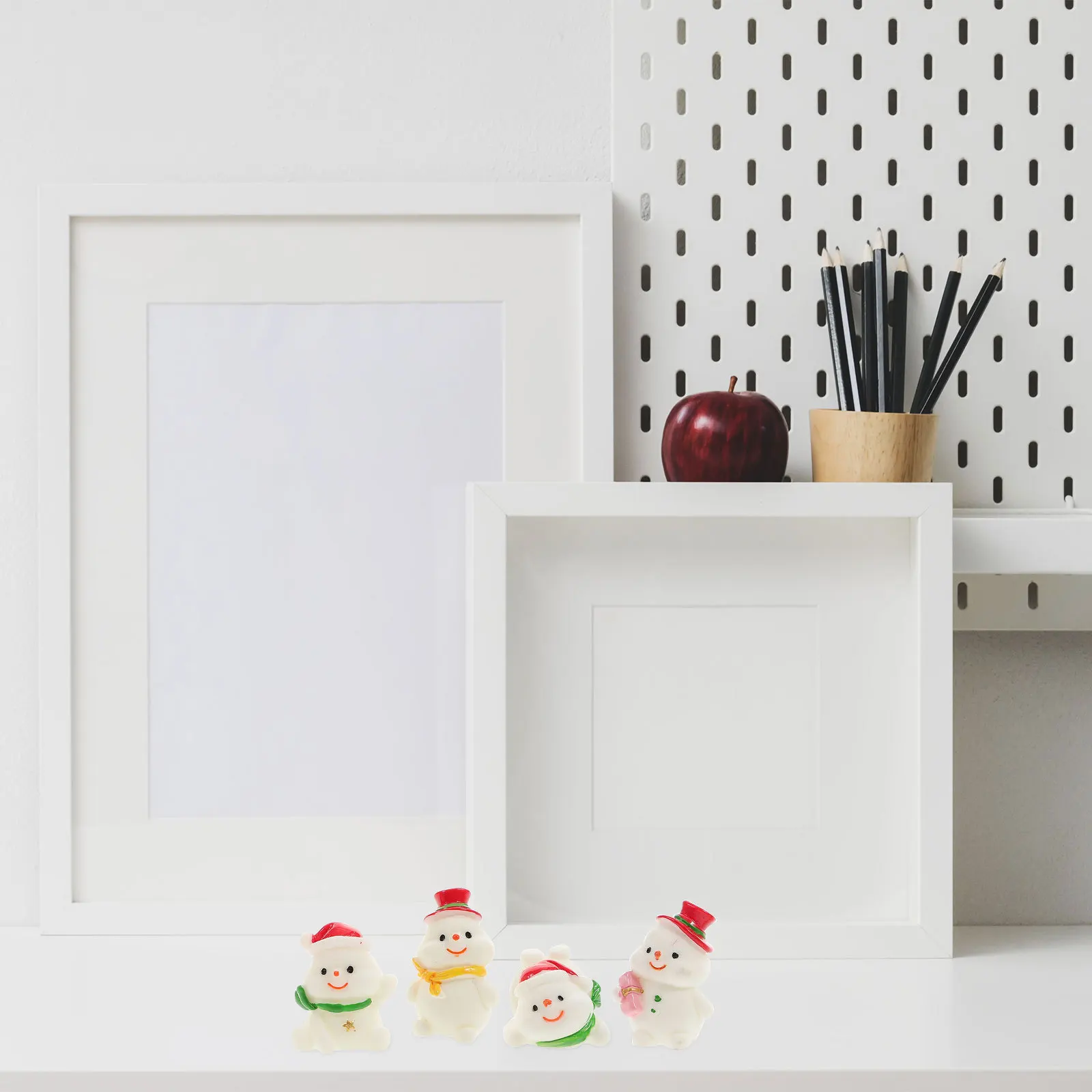 

4Pcs Resin Snowman Ornaments Lovely Micro Landscape Xmas Decor for Indoor Outdoor Home Bonsai Tray Snow Globe Display