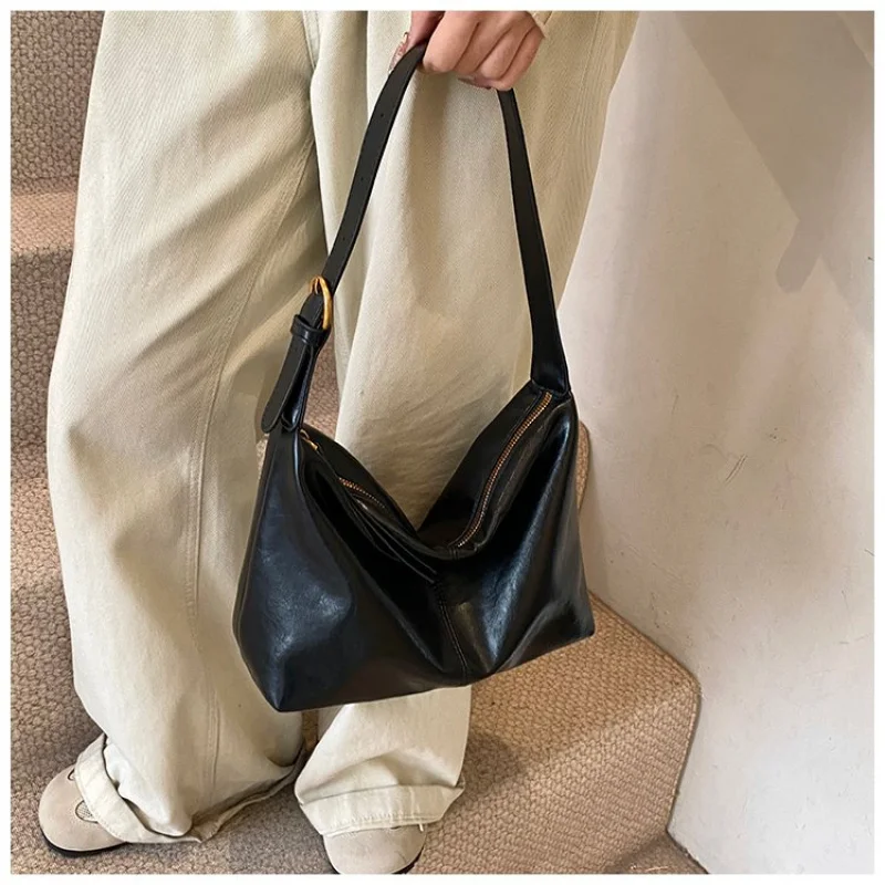 

Luxury Women's Hand Bags Made Of Premium Leather Boasting Casual Famous Daily Style​