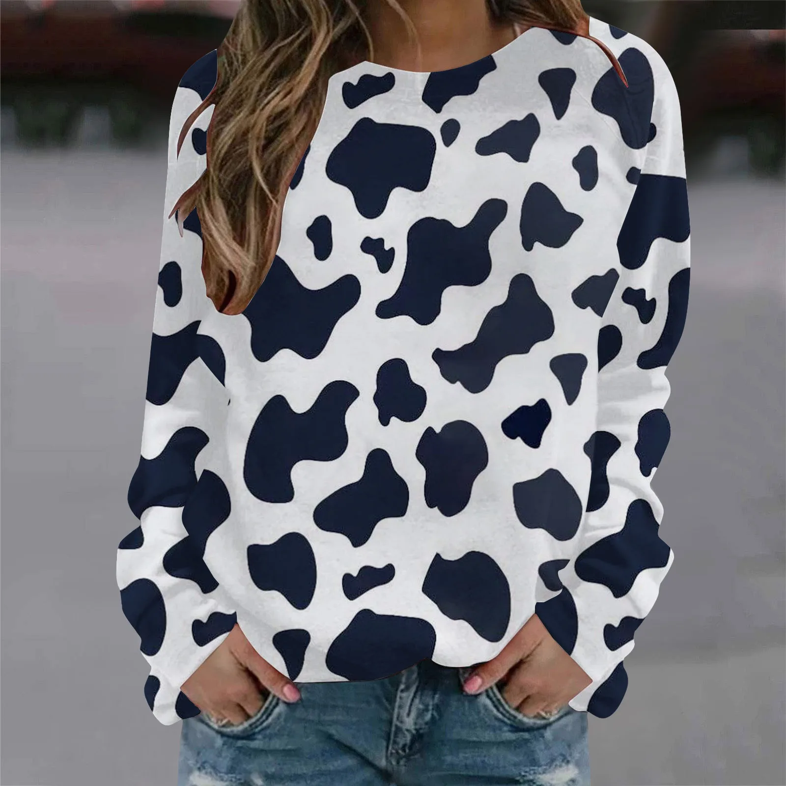 2024 European and American Christmas hoodie women\'s colorful cow pattern 3D printed round neck long sleeved T-shirt