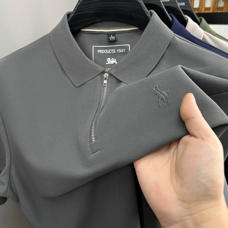 قميص بولو رجالي أصلي من المصمم بأكمام قصيرة وياقة بسحاب وشعار مطرز ناعم ومسامي ومريح ملابس رجالية صيفية غير رسمية