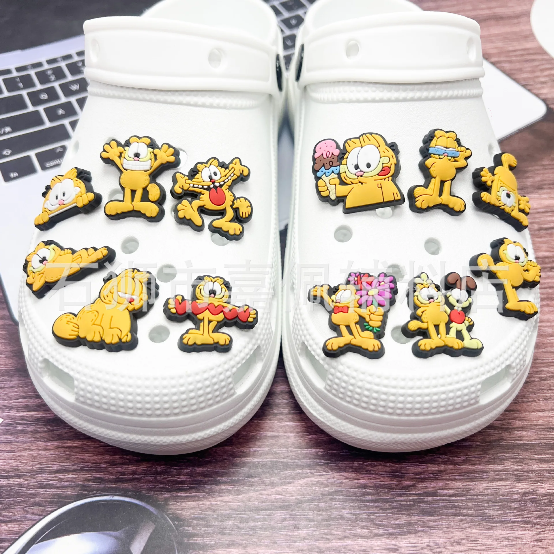 Garfield-Zapatillas con dijes de gato, accesorios bonitos de decoración, sandalias de figuras de juego de flores, adorno, hebilla de zapato, 12 piezas