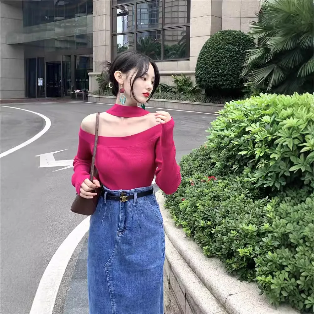 Krótki dzianinowy top w stylu Hong Kong, z dekoltem typu halter, dopasowany, wyszczuplający, z odkrytymi ramionami i wysokim stanem.