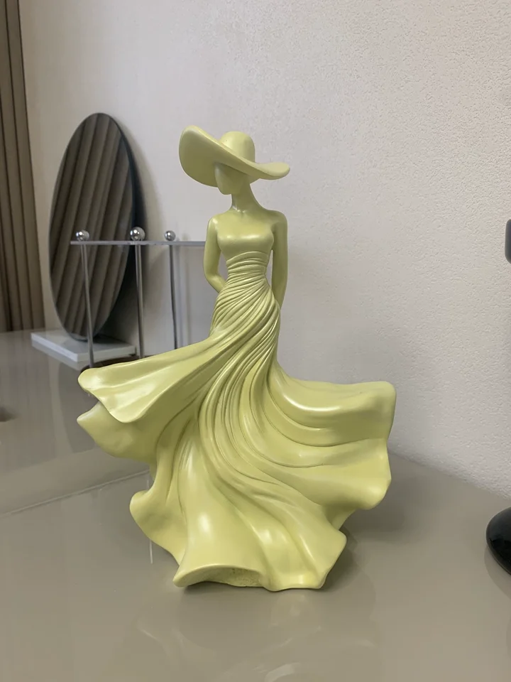WSHYUFEI Gift From Spring for Yourself  Girl Wearing Dress Home Decor High-End Resin Crafts Mother\'s Day Gift Office Decoration