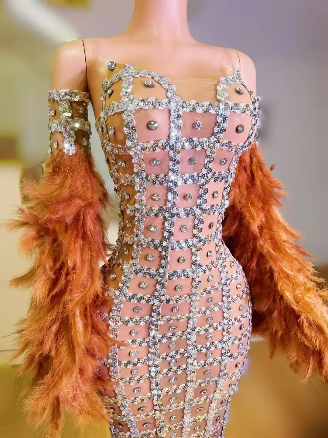 Robe longue glamour en strass transparent avec manches en plumes - Épaules dénudées, design en cristal scintillant pour soirée gala