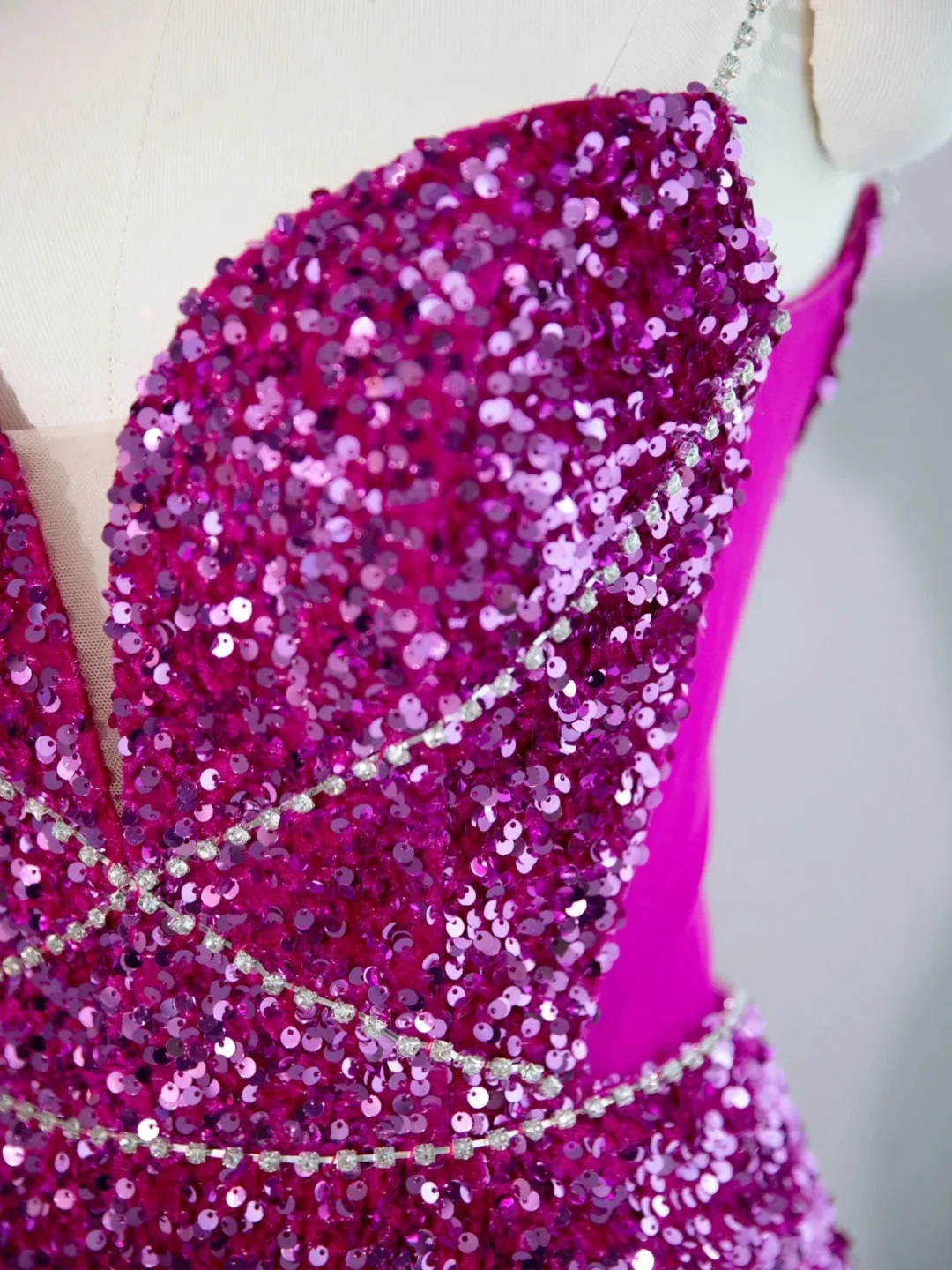 Robe de soirée sirène rouge Rose, col en v, paillettes, longueur au sol, perles, sans manches, dos nu, luxe, longue robe de soirée pour femmes