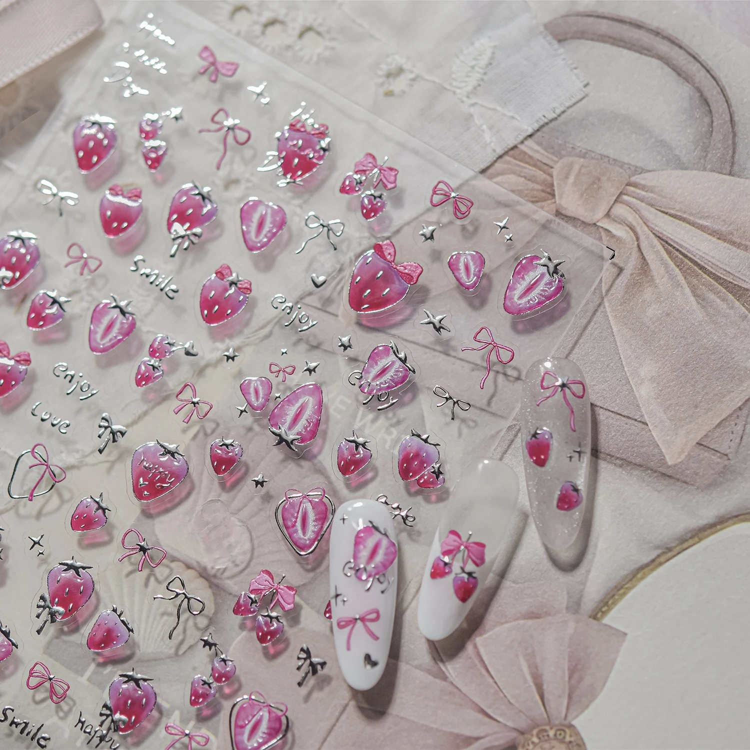 Con cornice in pizzo a farfalla colorata Piccoli adesivi decorativi per unghie 1PCS 5D Accessori per nail art con bolle di fragola e pesce rosa