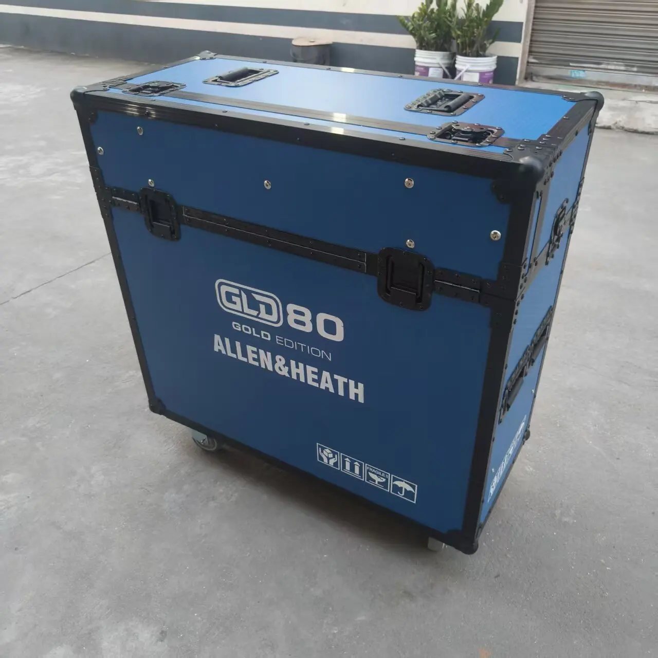 

Allen GLD80 Mixer Hydraulic Integrated Flight Case Cabinet with Keyboard Drawer, Dual Computer Stand, and Flip-Up Chassis