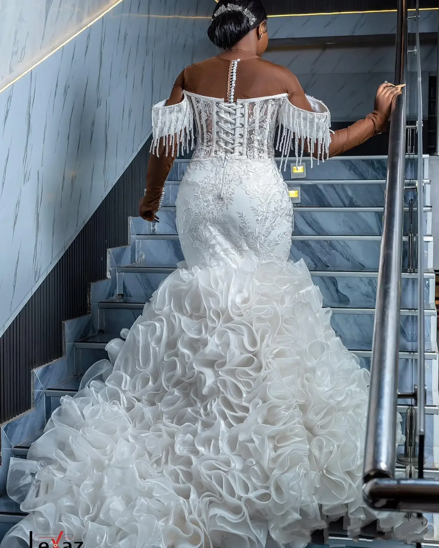 Suknia ślubna z koronką, odkryte ramiona, z personalizowanymi frędzlami, prześwitująca, z kaskadowymi falbanami, suknia dla panny młodej, robe de mariée.