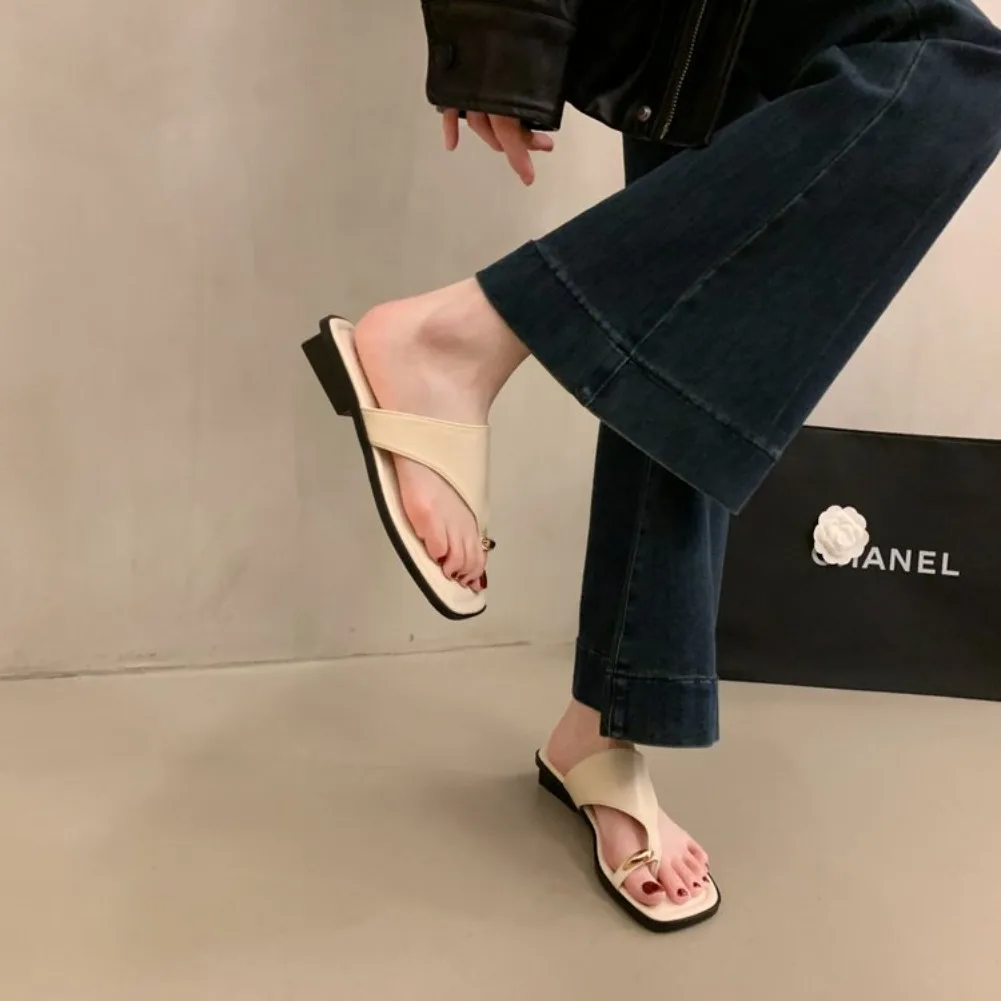 Damen Sommer Flip-Flops mit flacher Sohle, Zehenstegsandalen, eckige Zehenpartie, Kunstleder, weiche Sohle, rutschfeste Schuhe für Strandurlaub und Alltag – Detail 25