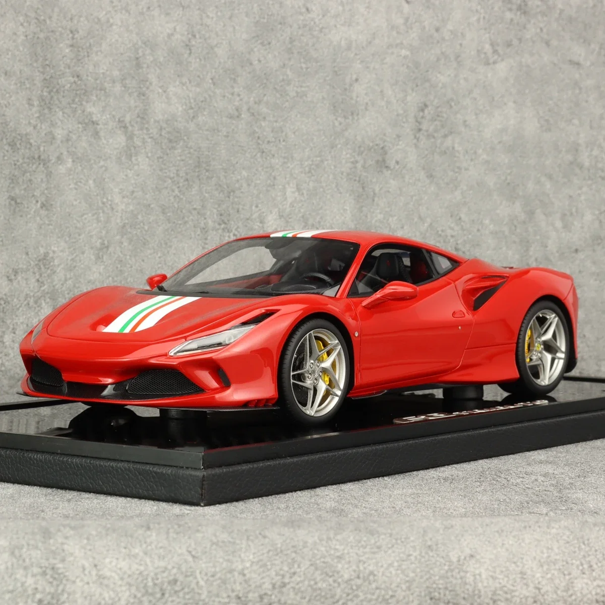 BBR 1:18 F8 Tributo Club 맞춤형 에디션 시뮬레이션 한정판 수지 금속 정적 자동차 모델 장난감 선물