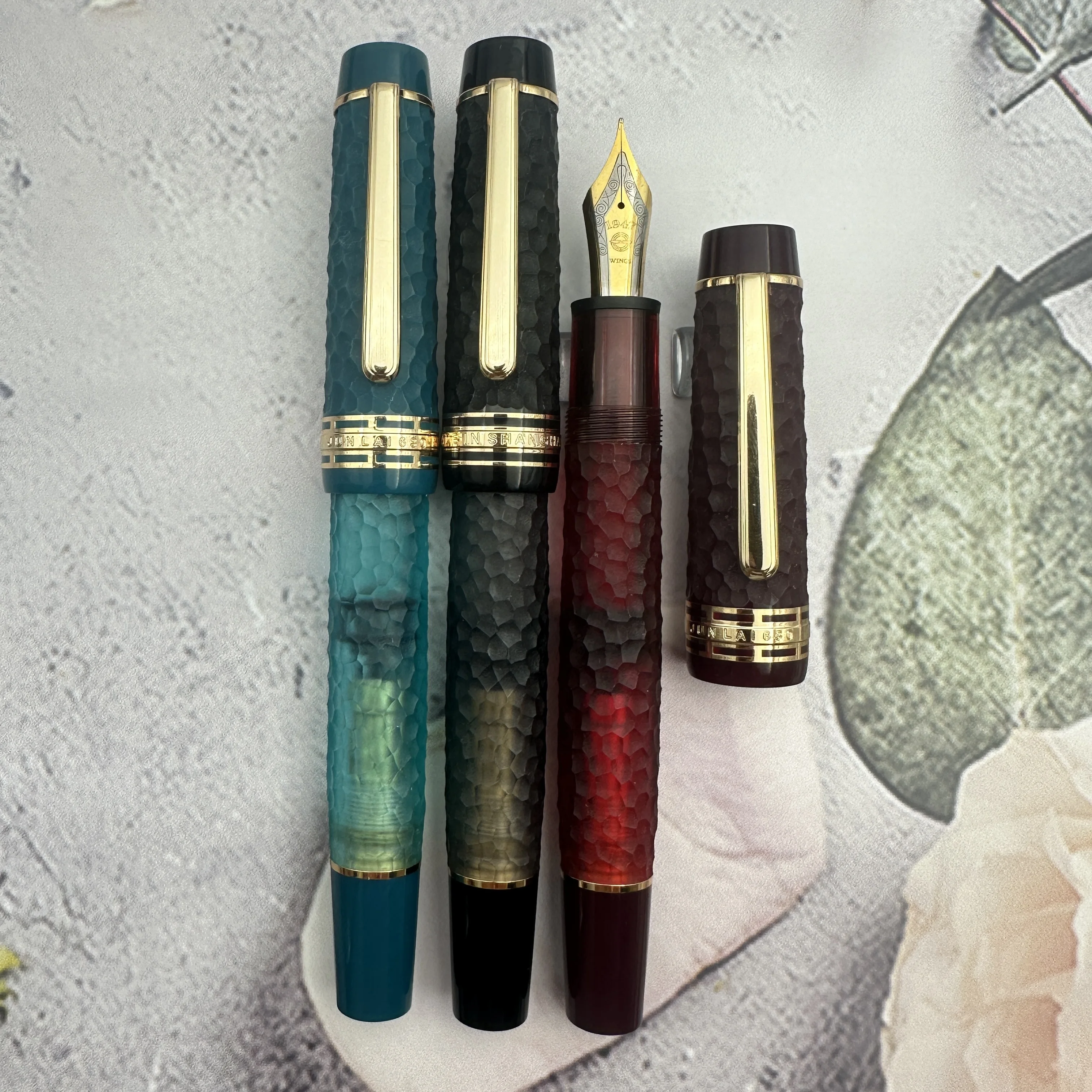

WingSung 630 Hammer Pattern Fountain Pen Iraurita 0.5mm NO.8 Nib Piston Resin Gold Clip Pen Stationery Business Writing Gifts