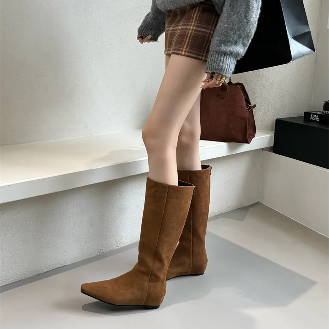 Botas de invierno con cuña y cabeza de punta marrón para mujer, botas largas de superficie desnuda de gamuza sintética, botas de invierno ajustadas a la moda para mujer, zapato con cremallera trasera ﻿