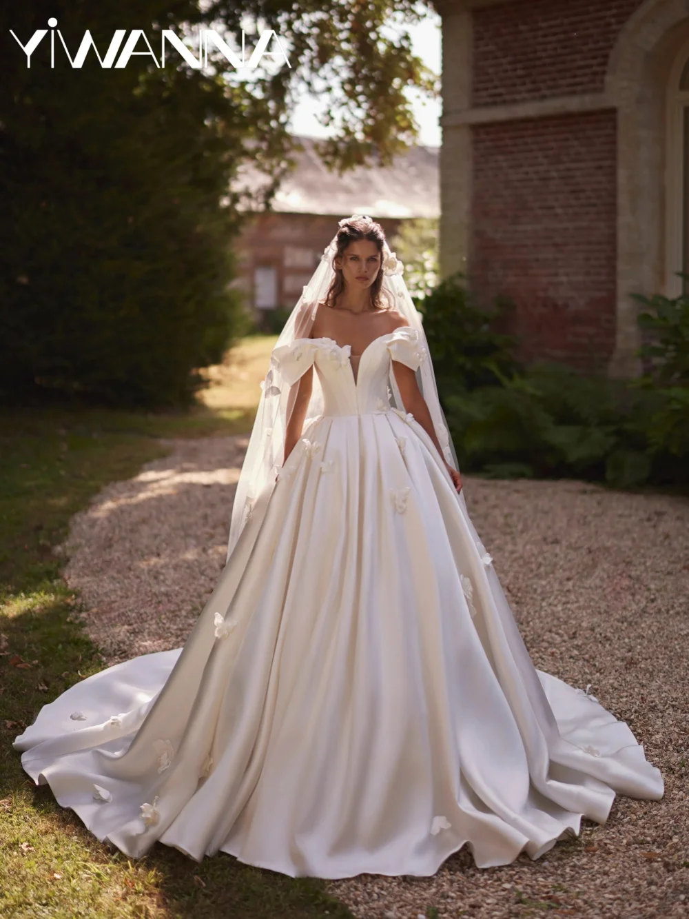 Handgefertigtes 3D-Schmetterlings-Satin-Hochzeitskleid, schulterfrei, A-Linie, langes Brautkleid, individuelle, bezaubernde Kleider mit V-Ausschnitt für die Braut