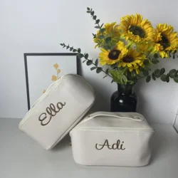 Bolsa de almacenamiento de productos cosméticos de cuero PU de órgano bordado, nombre personalizado, almacenamiento de partición de gran capacidad, bolsa de cosméticos