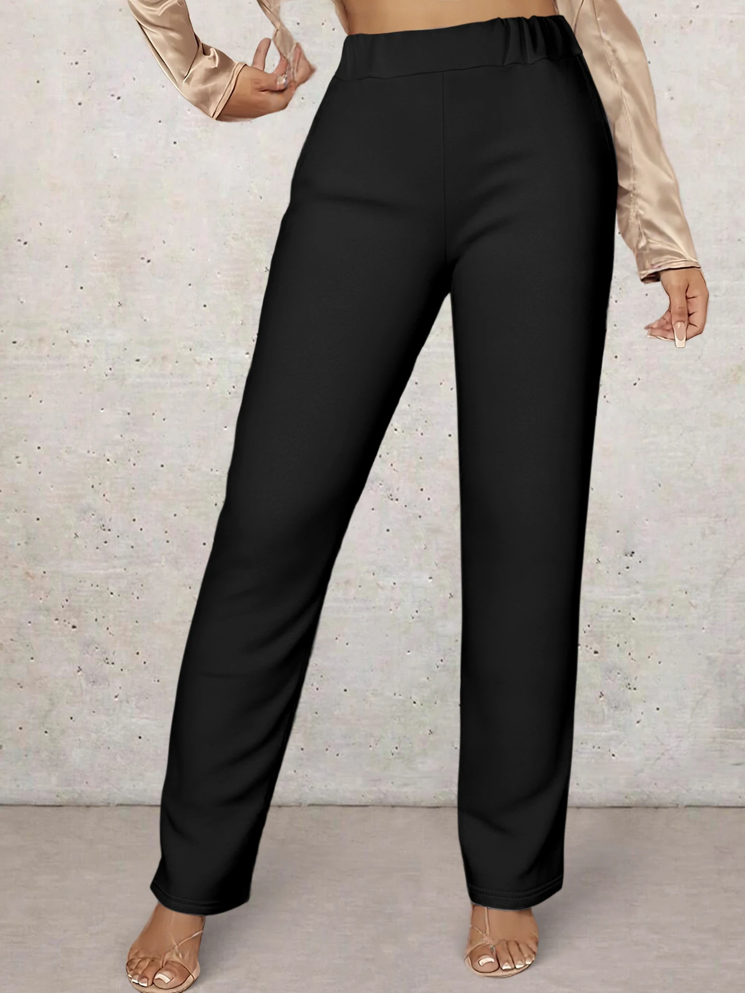 

Легкие спортивные брюки прямого кроя с высокой талией, из струящейся и универсальной ткани, подходят для бега и поездок на работу.