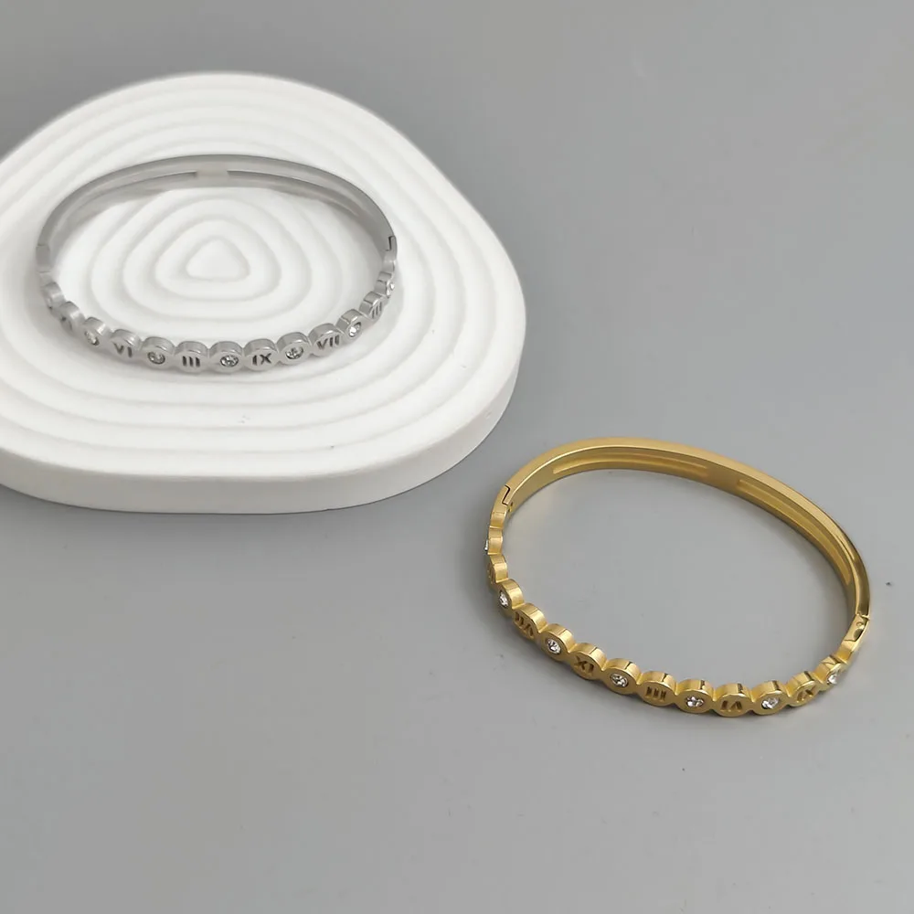 

Simple Roman numeral hollow zircon stainless steel women's bracelet, waterproof and rust-free bracelet, worn by couples