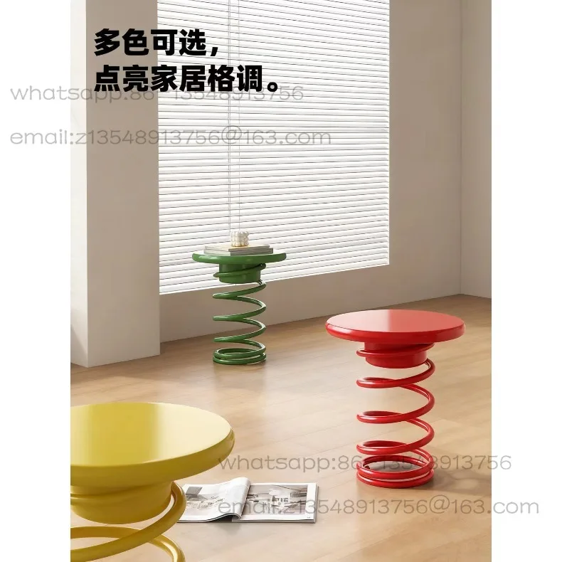 

Интернет-знаменитость, креативный весенний край, несколько спальев, простая прикроватная тумбочка, несколько